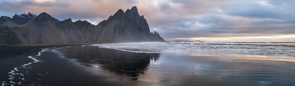 Gündoğumu Stoksnes Cape Deniz Sahili Vestrahorn Dağı Islak Siyah Volkanik — Stok fotoğraf
