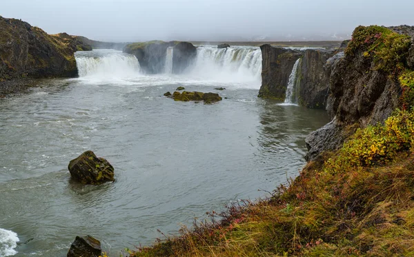 絵のように美しい水の大きな滝ゴダフォス秋の退屈な日の景色 北アイスランド — ストック写真