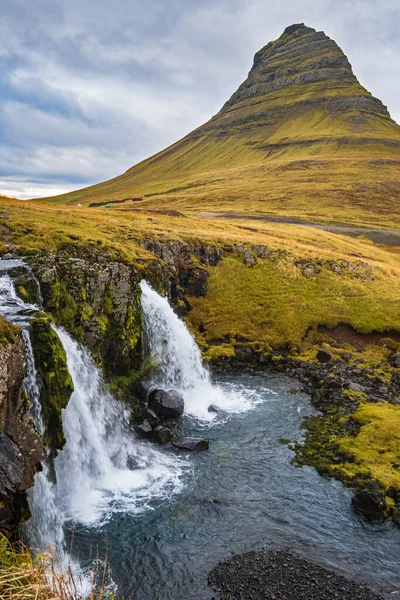 Híres Festői Kirkjufell Hegy Kirkjufellsfoss Vízesés Mellett Grundarfjordur Nyugat Izland — Stock Fotó