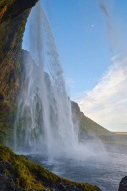 Resimli şelale Seljalandsfoss sonbahar manzarası, güneybatı İzlanda.