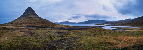 Híres Festői Kirkjufell Hegy Kirkjufellsfoss Vízesés Mellett Grundarfjordur Nyugat Izland — Stock Fotó