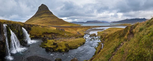 Híres Festői Kirkjufell Hegy Kirkjufellsfoss Vízesés Mellett Grundarfjordur Nyugat Izland — Stock Fotó