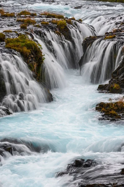 Bruarfoss sonbahar manzaralı resim şelalesi. Güney İzlanda 'da mevsim değişimi.