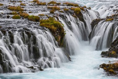 Bruarfoss sonbahar manzaralı resim şelalesi. Güney İzlanda 'da mevsim değişimi.
