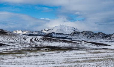 Renkli Landmannalaugar dağları Sonbaharda kar altında, İzlanda
