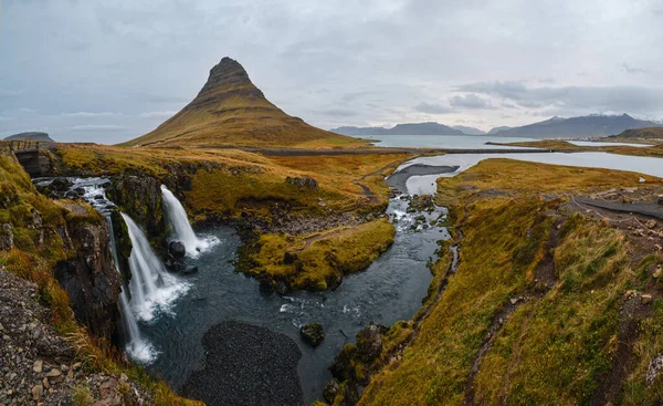 Famoso Pintoresco Kirkjufell Montaña Kirkjufellsfoss Cascada Junto Grundarfjordur Islandia Occidental — Foto de Stock