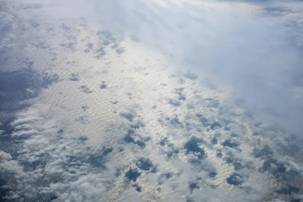 空中夜空和云彩从飞机舷窗俯瞰着海面 飞越北大西洋飞往冰岛 — 图库照片