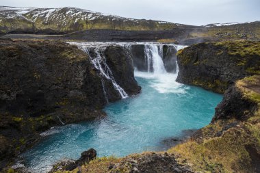 Resimli şelale Sigoldufoss sonbahar manzarası. Güney İzlanda 'da mevsim değişimi.