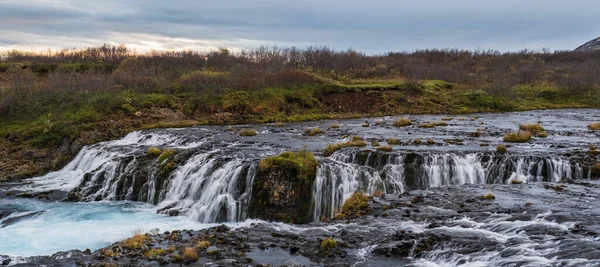 絵のような滝 Bruarfoss秋の景色 アイスランド南部の高地での季節変化 — ストック写真