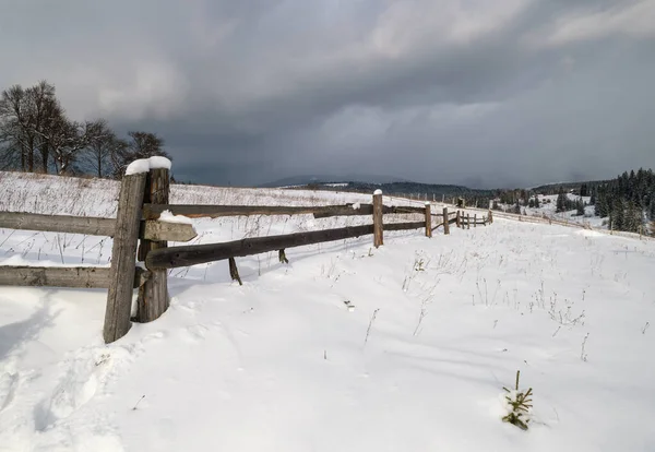 冬のリモート高山の村の郊外 田舎の丘 林や農地 — ストック写真
