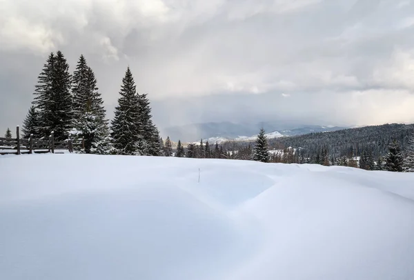 Winter Afgelegen Bergdorp Buitenwijken Platteland Heuvels Bossen Landbouwgronden — Stockfoto