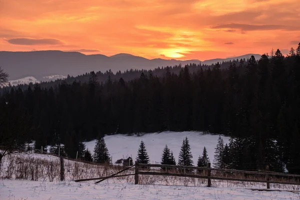 Malá Alpská Vesnice Zimní Zasněžené Hory První Východ Slunce Kolem — Stock fotografie