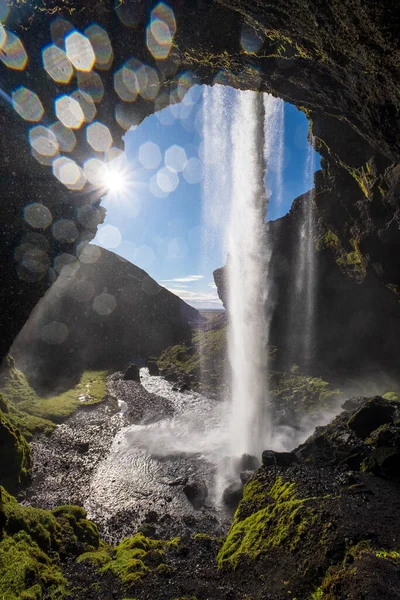 絵のように美しい滝Kvernufoss秋の景色 南西アイスランド レンズ上の水滴や太陽フレア — ストック写真