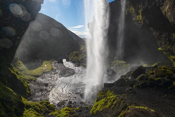 絵のように美しい滝Kvernufoss秋の景色 南西アイスランド レンズ上の水滴や太陽フレア — ストック写真