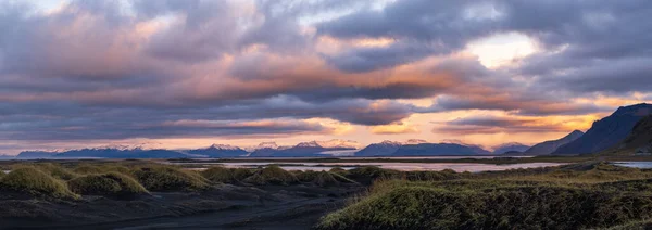 Sonnenaufgang Kap Stokksnes Island Erstaunliche Naturlandschaft Beliebtes Reiseziel Herbstgras Auf — Stockfoto