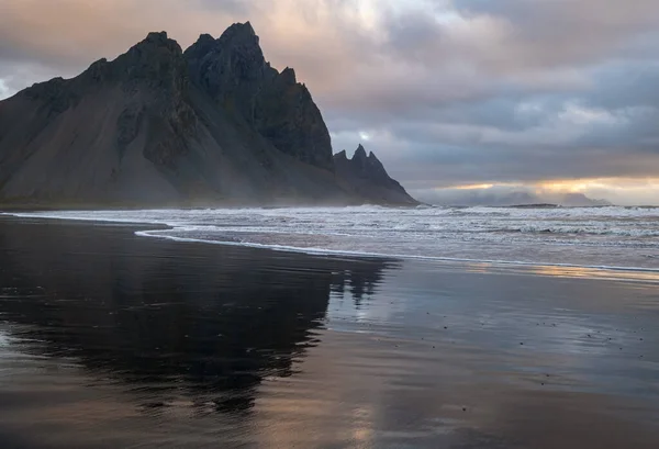 Sunrise Stokksnes Udde Havet Stranden Och Vestrahorn Mountain Med Sin — Stockfoto