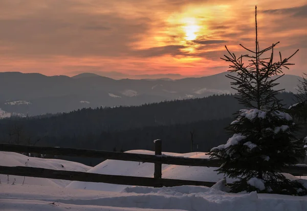 Pequena Aldeia Alpina Montanhas Nevadas Inverno Primeiro Nascer Sol Redor — Fotografia de Stock