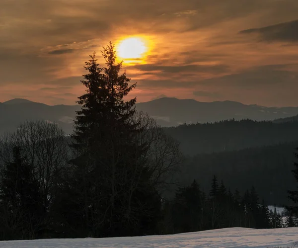 Pequena Aldeia Alpina Montanhas Nevadas Inverno Primeiro Nascer Sol Redor — Fotografia de Stock