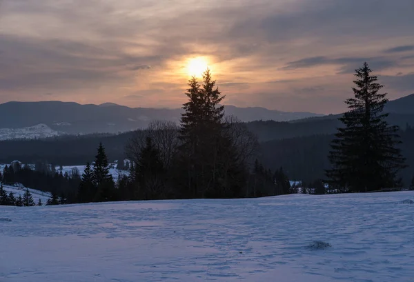 Pequena Aldeia Alpina Montanhas Nevadas Inverno Primeiro Nascer Sol Redor — Fotografia de Stock
