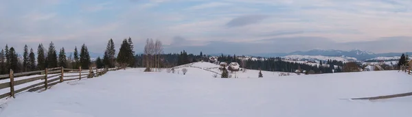 Pequeño Pueblo Alpino Montañas Nevadas Invierno Primer Amanecer Luz Del — Foto de Stock