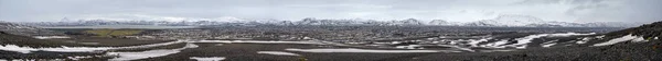 アイスランド高地の秋の超広視野 手前の火山砂の溶岩フィールド 遠くにHrauneyjalon湖と火山の雪に覆われた山々 — ストック写真
