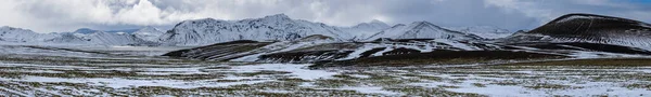 Kolorowe Góry Landmannalaugar Pod Pokrywą Śnieżną Jesienią Południowe Wyżyny Islandii — Zdjęcie stockowe