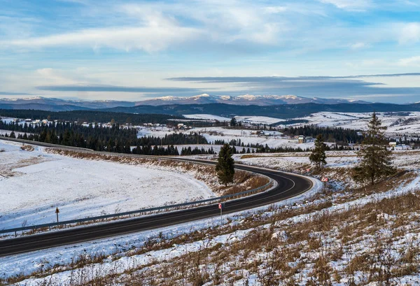 Крива Асфальту Дороги Зима Починаються Горах Україна Карпат — стокове фото