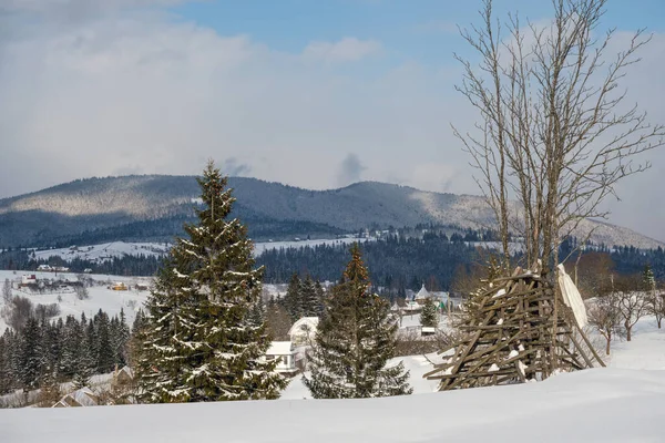 Zimowe Odległe Górskie Peryferie Wsi Wzgórza Wiejskie Gaje Pola Uprawne — Zdjęcie stockowe