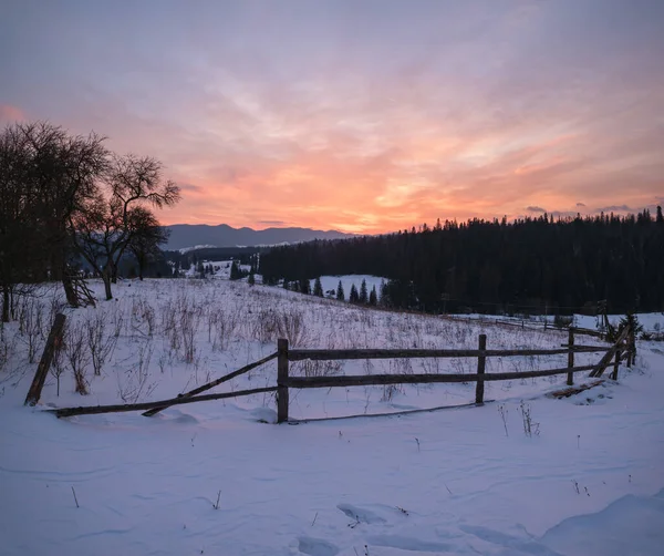 Voronenko Carpathian Ukrayna Çevresindeki Küçük Alp Köyü Kışın Ilk Gün — Stok fotoğraf