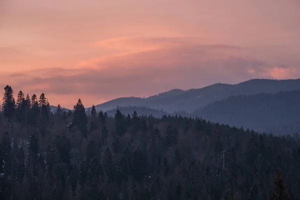 Mała Alpejska Wioska Zimowe Góry Śnieżne Pierwszym Wschodzie Słońca Wokół — Zdjęcie stockowe