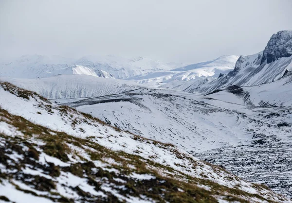 Renkli Landmannalaugar dağları Sonbaharda kar altında, İzlanda