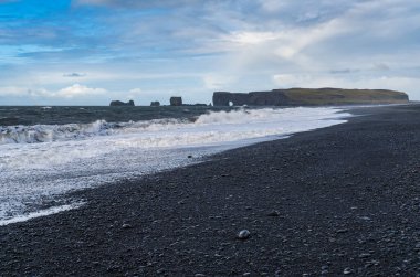 Resimli sonbahar Dyrholaey Burnu ve Reynisfjara okyanus siyah volkanik kumsal manzaralı kaya oluşumları. Vik, Güney İzlanda.
