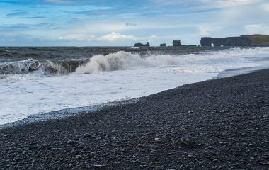 Resimli sonbahar Dyrholaey Burnu ve Reynisfjara okyanus siyah volkanik kumsal manzaralı kaya oluşumları. Vik, Güney İzlanda.