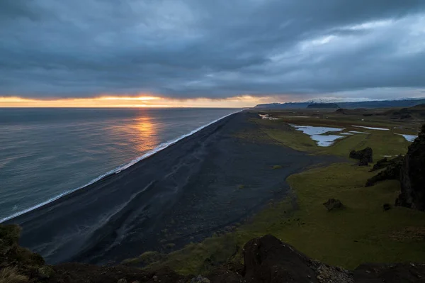 Malerischer Herbstabend Blick Auf Endlosen Ozean Schwarzen Vulkanischen Sandstrand Von — Stockfoto