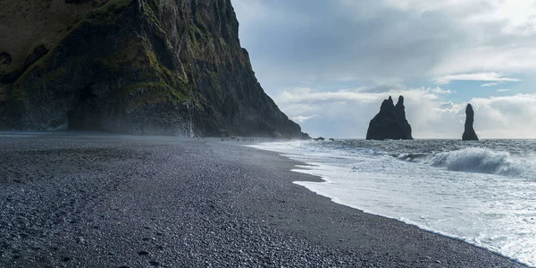 Famosa Black Sand Ocean Beach Monte Reynisfjall Pitorescas Colunas Basalto — Fotografia de Stock