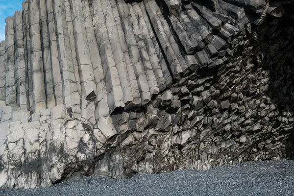 位于冰岛南部维克附近雷诺斯法哈拉海滩的玄武岩柱 独特的地质火山形成 在雷尼斯法尔山脚下 — 图库照片