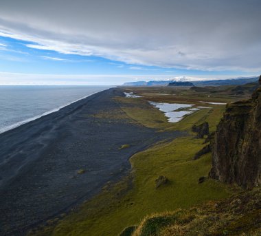 Dyrholaey Cape Viewpoint, Vik, Güney İzlanda 'dan sonsuz okyanus siyah volkanik kumsal manzarası.