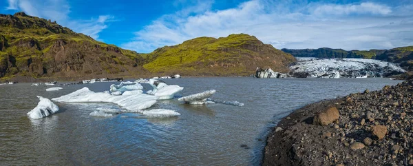 南アイスランドのヴィク近くのレイニスフィヤラビーチにある玄武岩の柱列 ユニークな地質火山の形成 レイニスフィヨルド山の麓に — ストック写真