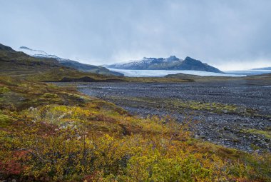 Mulagljufur Kanyonu 'ndan Fjallsrln buzuluna kadar İzlanda' daki Breirln buz gölü ile güzel bir sonbahar manzarası. Çevre Yolu 'ndan ve Vatnajkull' un güney ucundaki buzul ve rfajkull volkanından çok uzak değil..