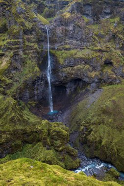 Güzel sonbahar Mulagljufur Kanyonu, İzlanda. Çevre Yolu ve Fjallsrln 'den çok uzak olmayan bir yerde, Vatnajkull buz kütlesi ve rfajkull volkanının güney ucunda, Breirin buzul gölünde bulunur..