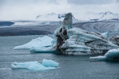 Jokulsarlon Buzul Gölü, İzlanda 'da buzla kaplı bir göl. Atlantik Okyanusu 'nun kıyısında Breiamerkurjkull buzulunun başında, Vatnajkull buzulunun ya da Vatna Buzulunun başında yer aldı..