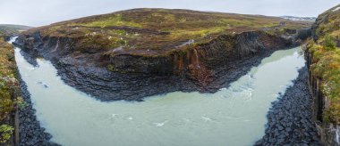 Sonbahar resimli Studlagil Kanyonu, Doğu İzlanda 'nın Jkuldalur şehrinde bir vadidir. Ünlü sütun bazalt kaya oluşumları ve Jkla nehri boyunca akar..