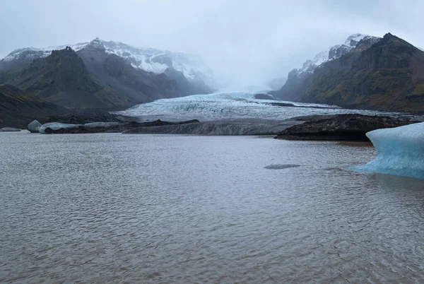 南アイスランドのヴィク近くのレイニスフィヤラビーチにある玄武岩の柱列 ユニークな地質火山の形成 レイニスフィヨルド山の麓に — ストック写真