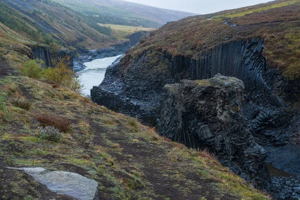 秋季风景如画的斯特里格尔峡谷 Studlagil Canyon 是冰岛东部Jkuldalur的一个峡谷 著名的柱状玄武岩岩层和Jkla河贯穿其间 — 图库照片