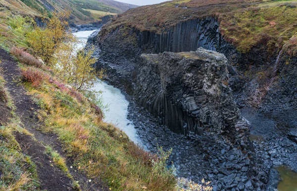 秋季风景如画的斯特里格尔峡谷 Studlagil Canyon 是冰岛东部Jkuldalur的一个峡谷 著名的柱状玄武岩岩层和Jkla河贯穿其间 — 图库照片