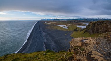 Dyrholaey Cape Viewpoint, Vik, Güney İzlanda 'dan sonsuz okyanus siyah volkanik kumsal manzarası.