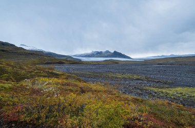 Mulagljfur Kanyonu 'ndan Fjallsrln buzuluna kadar İzlanda' daki Breirln buz gölü ile güzel bir sonbahar manzarası var. Çevre Yolu 'ndan ve Vatnajkull' un güney ucundaki buzul ve rfajkull volkanından çok uzak değil..