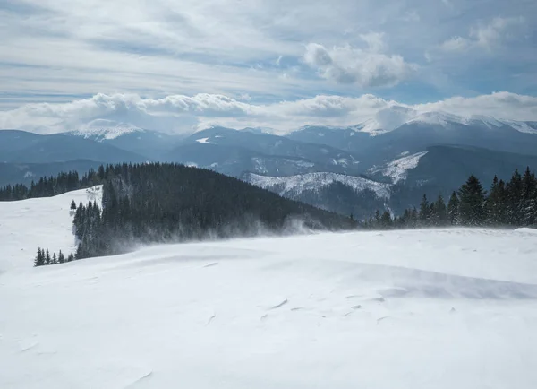 Winterabgelegene Alpine Bergdörfer Ländliche Hügel Wälder Und Ackerland Extrem Windiger — Stockfoto