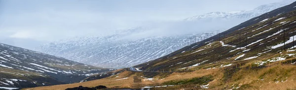아이슬란드에서 자동차 여행을 경치가 아름다운 아이슬란드 피오르드 — 스톡 사진
