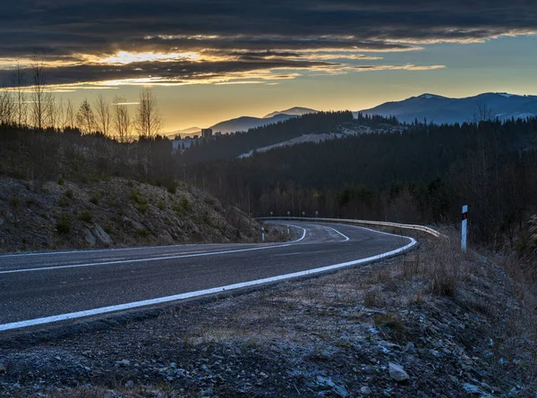 アスファルト道路曲線と秋の夕日山 ウクライナ カルパチア — ストック写真
